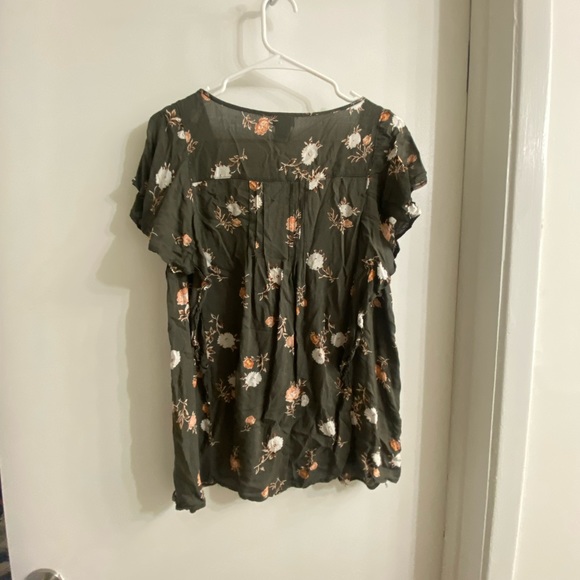 Torrid green floral flutter sleeve top - Picture 6 of 7